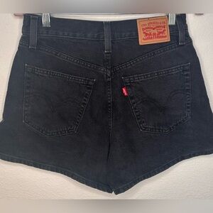 LEVI’S CHARCOAL DEMIN HIGH RISE MOM SHORT
SIZE 28